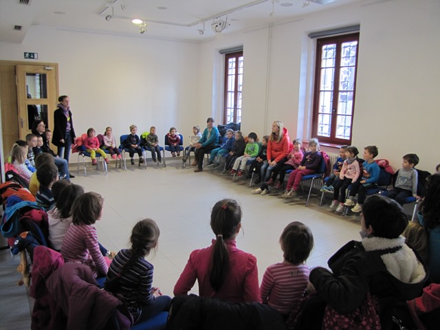 Otroci iz Vrtca Prestranek na obisku Notranjskega muzeja v Postojni